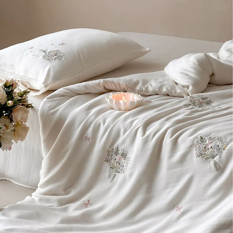 Elegante bestickte Baumwollsatin-Bettwäschegarnitur mit floralen Bouquet-Applikationen Karnz
