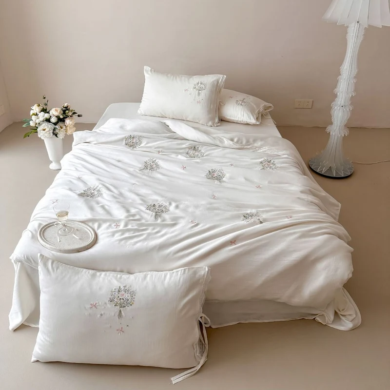 Elegante bestickte Baumwollsatin-Bettwäschegarnitur mit floralen Bouquet-Applikationen Karnz