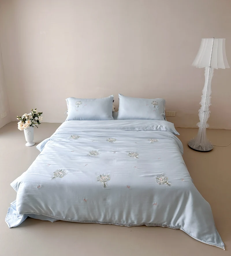 Elegante bestickte Baumwollsatin-Bettwäschegarnitur mit floralen Bouquet-Applikationen Karnz