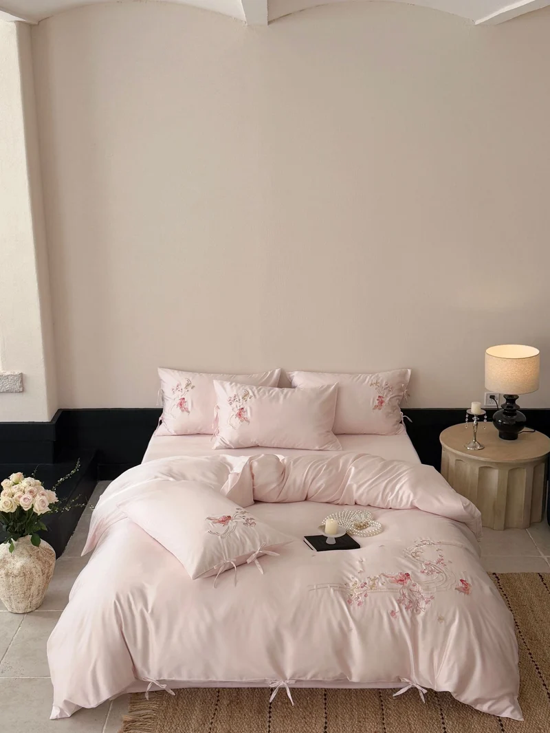 Besticktes Satin-Bettwäsche-Set mit Schleifenbändern und zarter Blumenstickerei Karnz