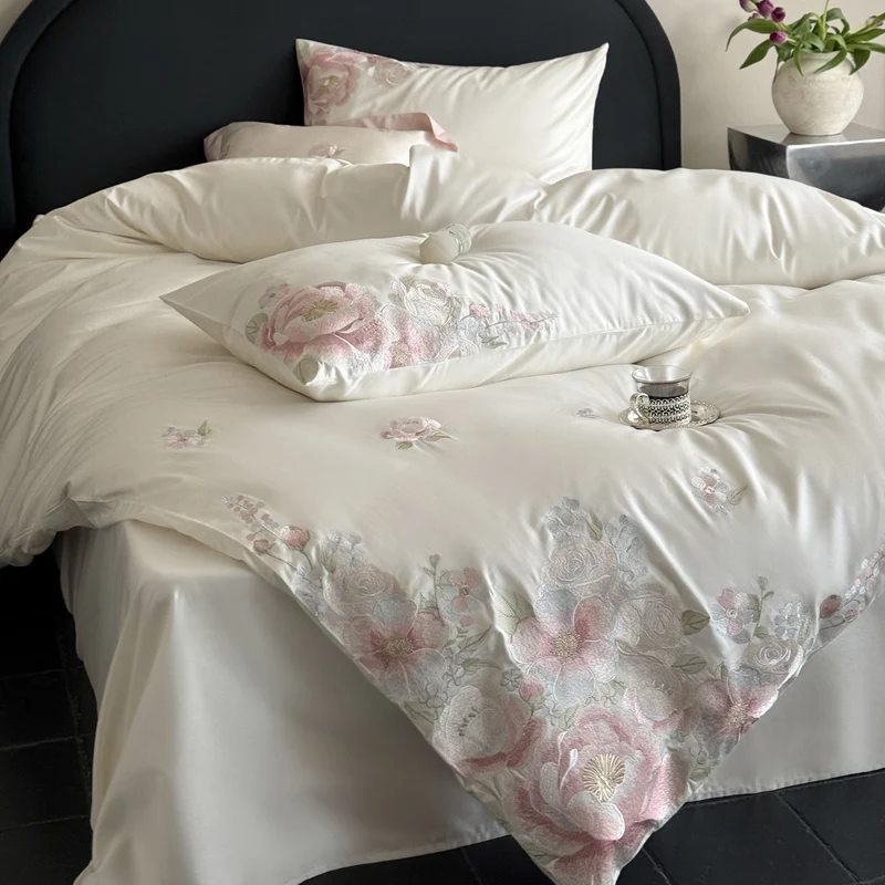Besticktes Satin-Bettwäsche-Set mit floraler Relief-Stickerei und seidigem Finish Karnz