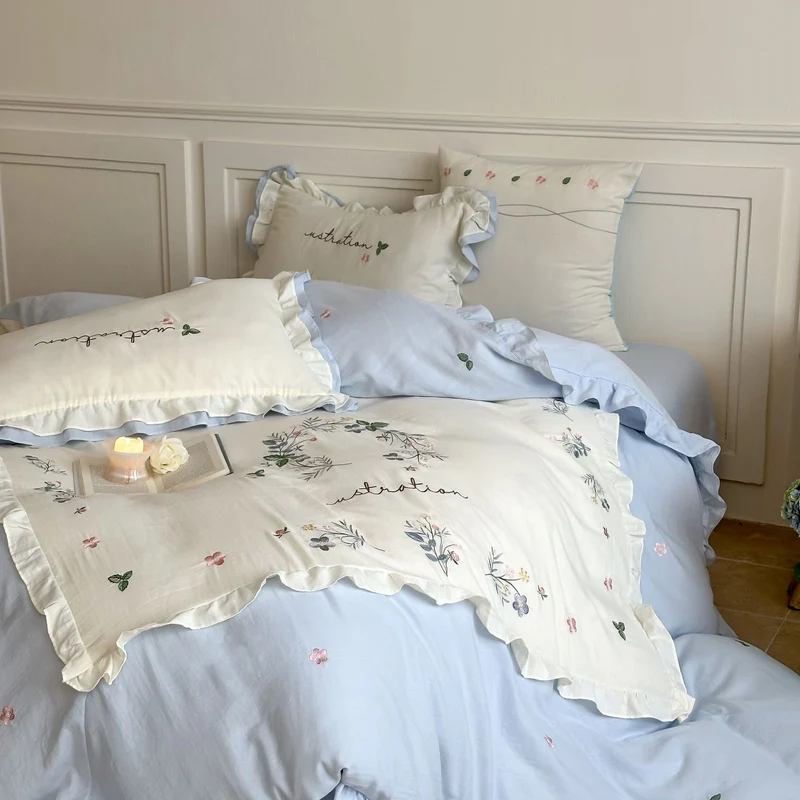 Baumwoll-Bettwäsche-Set im Landhausstil mit Rüschenkante und feiner Blumenstickerei Karnz