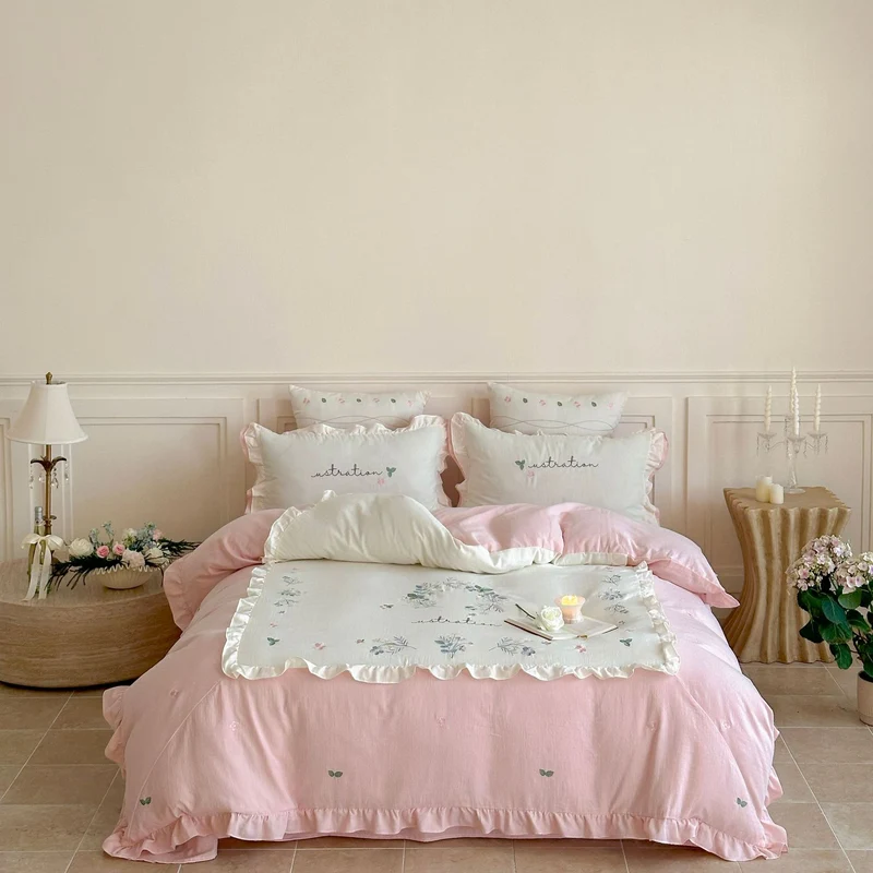 Baumwoll-Bettwäsche-Set im Landhausstil mit Rüschenkante und feiner Blumenstickerei Karnz