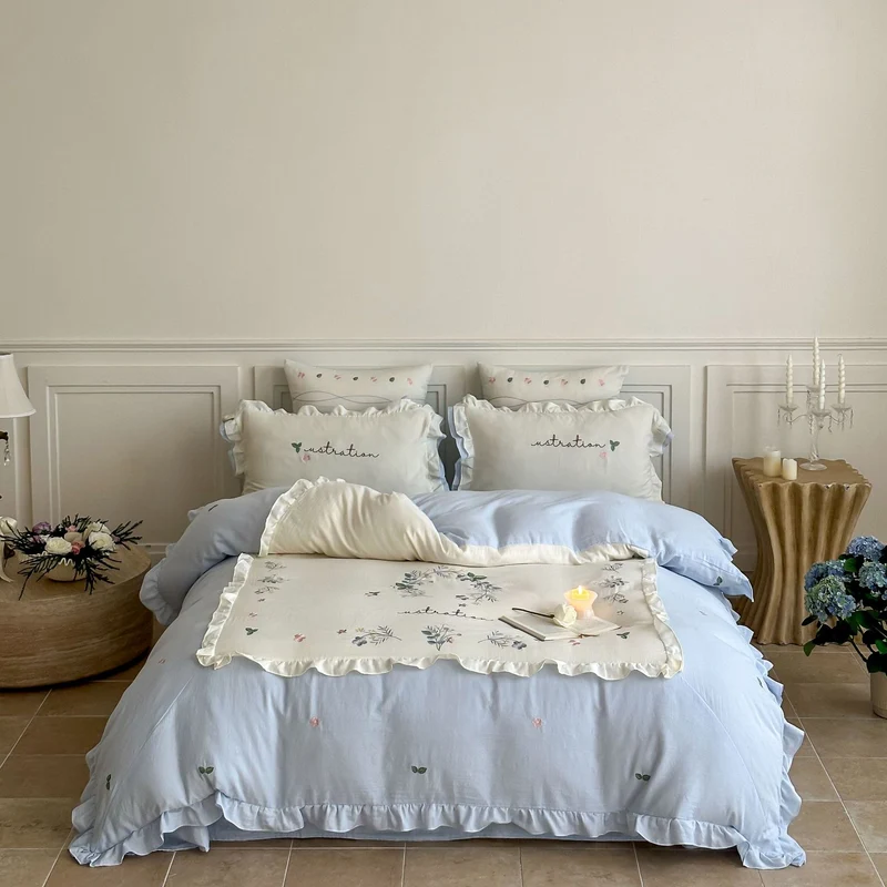Baumwoll-Bettwäsche-Set im Landhausstil mit Rüschenkante und feiner Blumenstickerei Karnz
