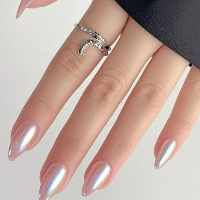 Stylische Nagelverzierung Karnz