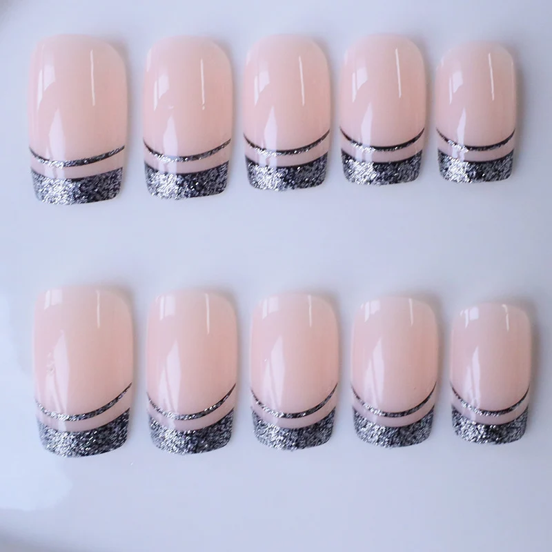 Stylische glitzernde French Tip Nagelverzierungen Karnz
