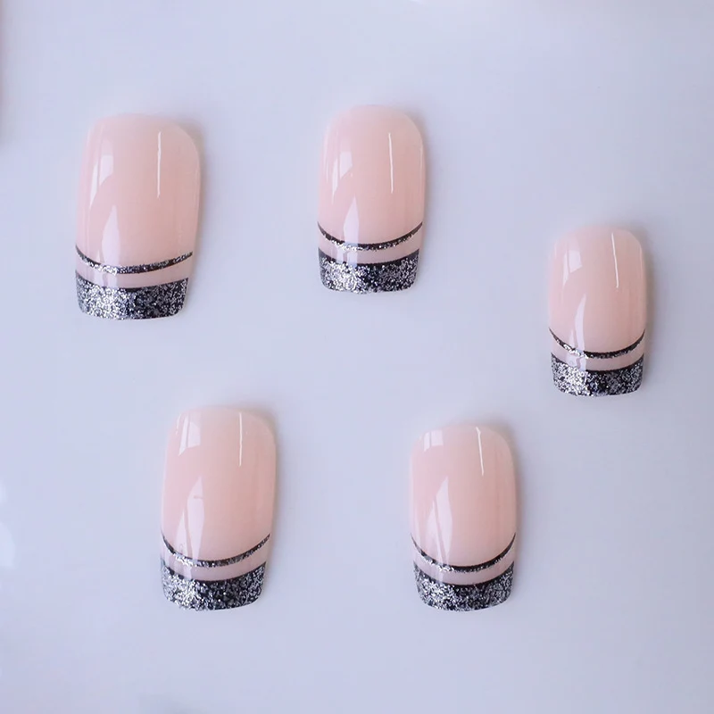 Stylische glitzernde French Tip Nagelverzierungen Karnz