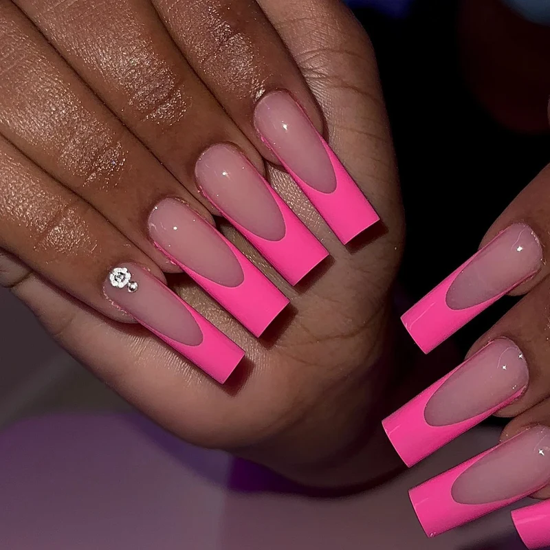 Stilvolle French Tip Nagelverlängerungen Karnz
