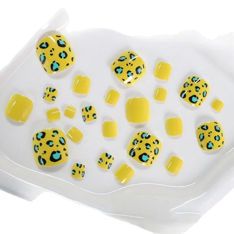 Stylische Tierdruck Pediküre Nagelkunst Karnz