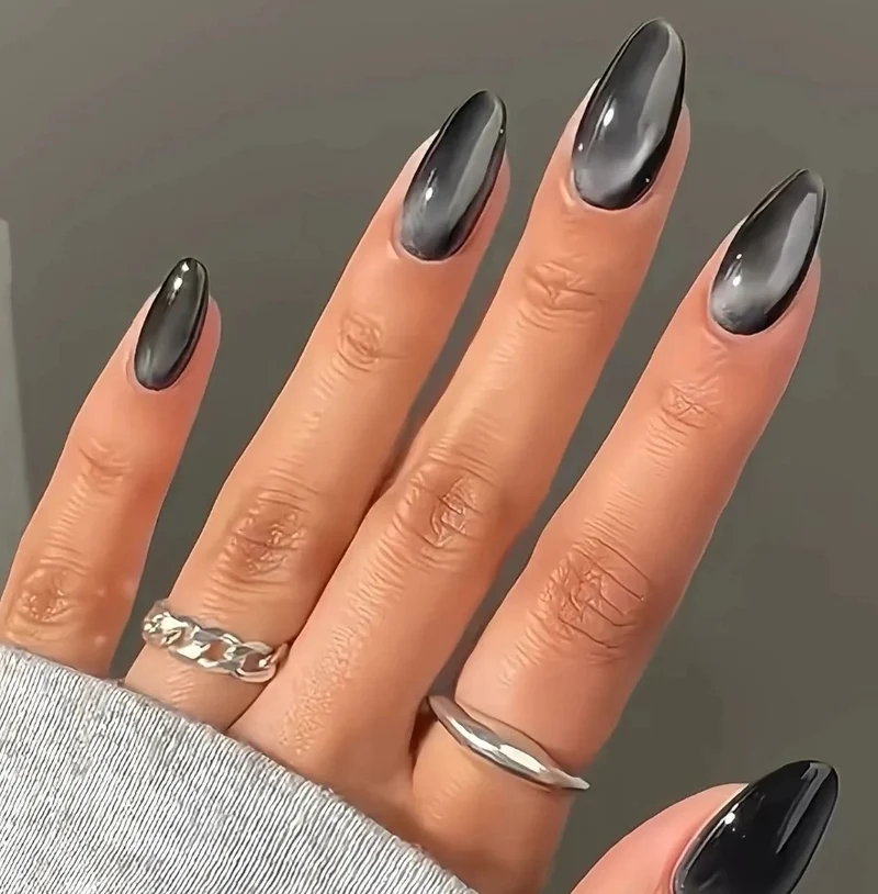 Glänzende Stiletto-Nagelerweiterungen Karnz