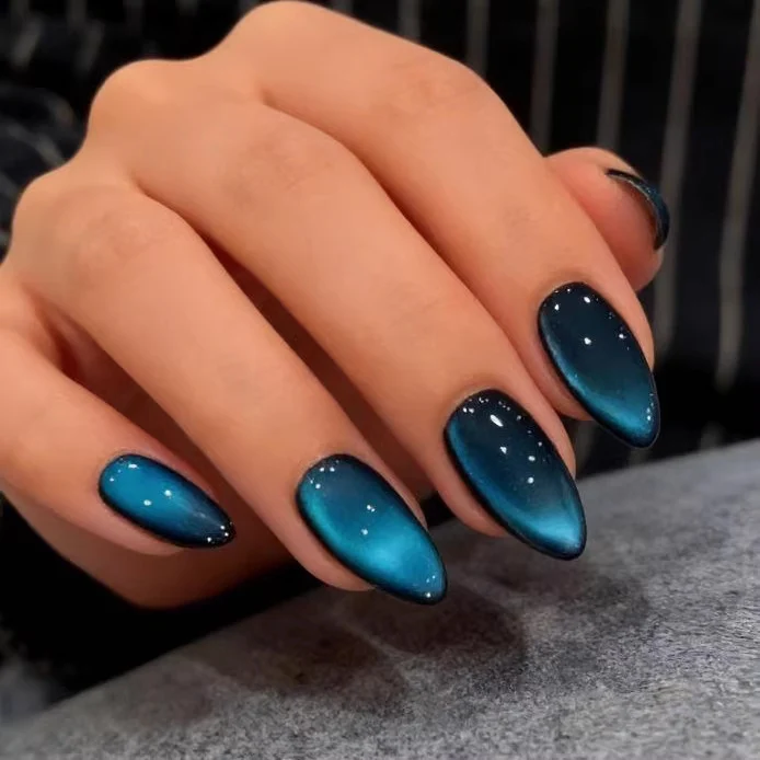 Glänzende Ombre Stiletto Nagelverstärkungen Karnz