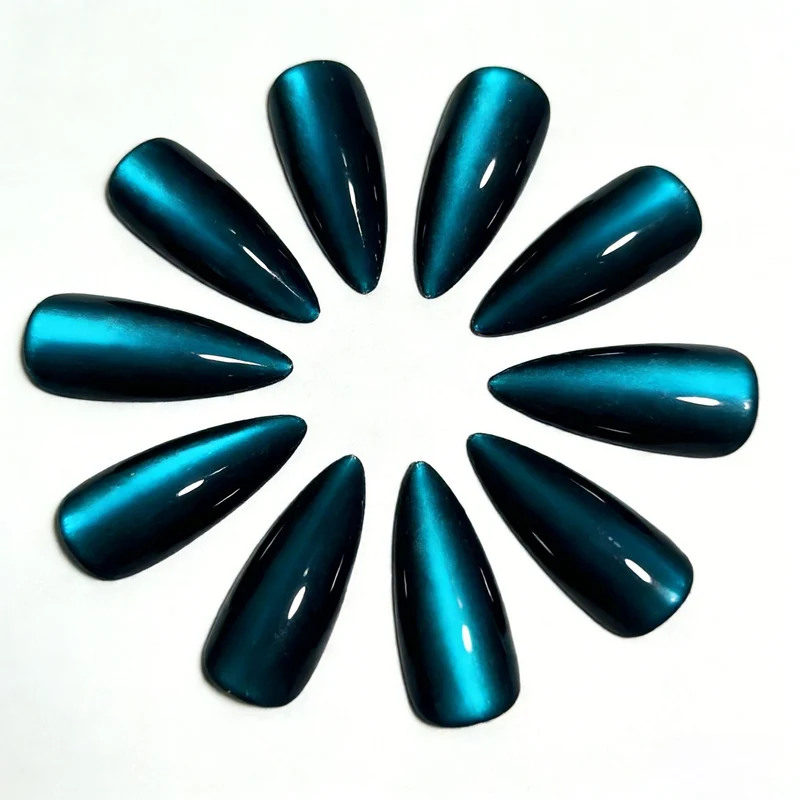 Glänzende Ombre Stiletto Nagelverstärkungen Karnz