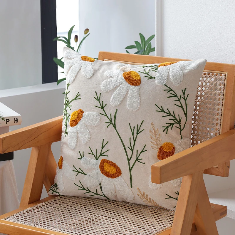 Square decorative cushion cover with hand-tufted daisy appliqué made of cotton-linen Stornfield