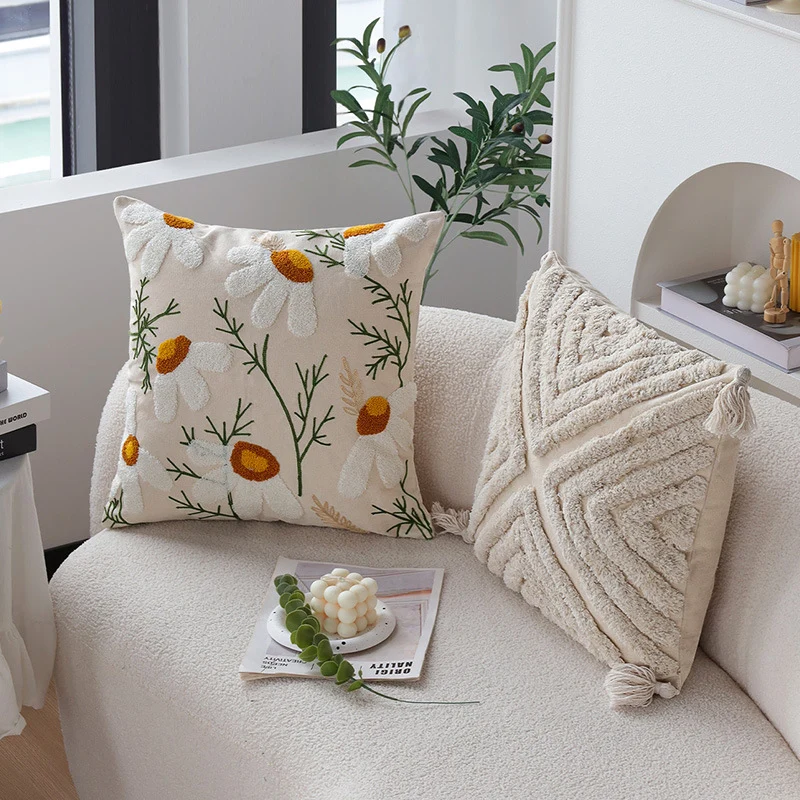 Square decorative cushion cover with hand-tufted daisy appliqué made of cotton-linen Stornfield