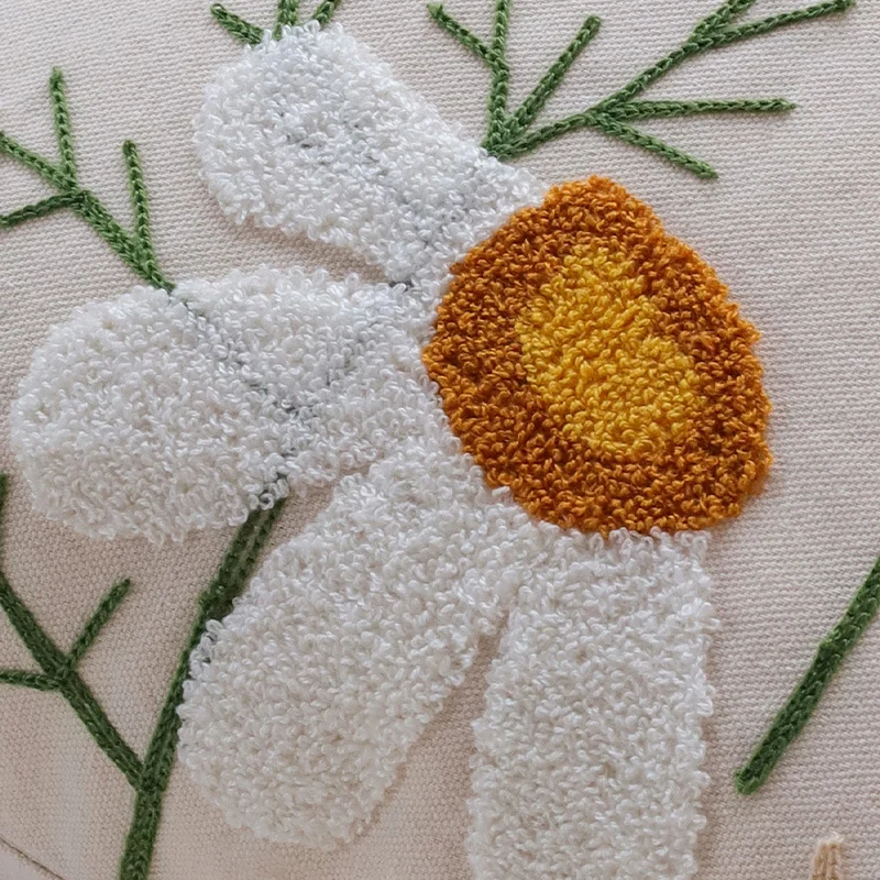 Square decorative cushion cover with hand-tufted daisy appliqué made of cotton-linen Stornfield