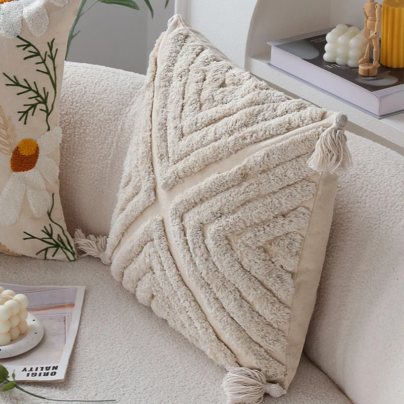 Square decorative cushion cover with hand-tufted daisy appliqué made of cotton-linen Stornfield