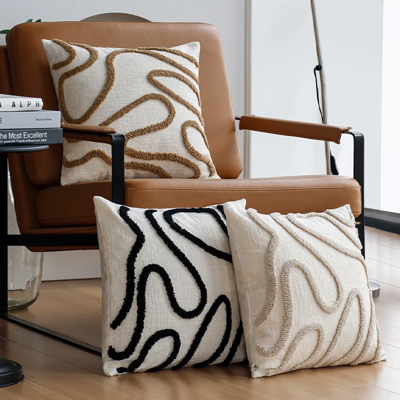 Structure decorative cushion cover made of cotton with relief chenille appliqué Stornfield