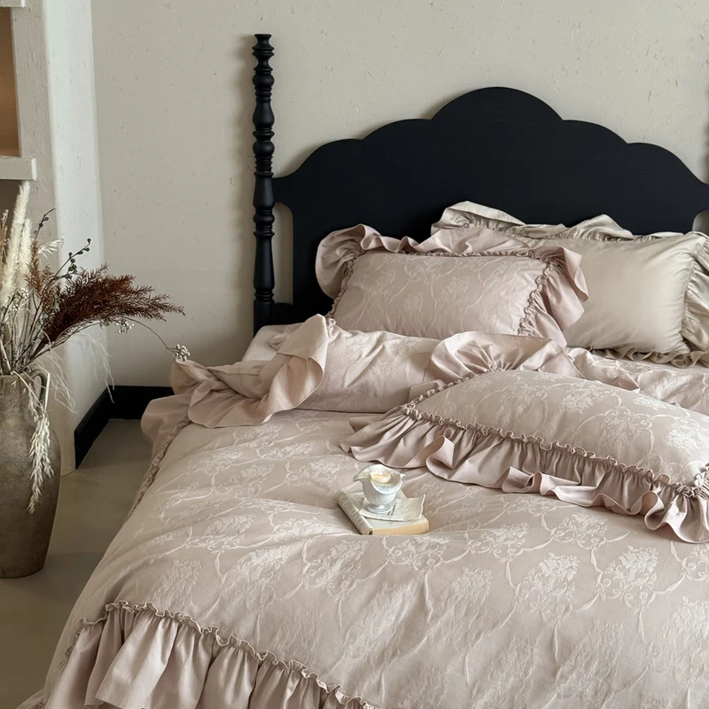 Jacquard bedding set with voluminous frill ruffle and floral tone-on-tone structure Stornfield