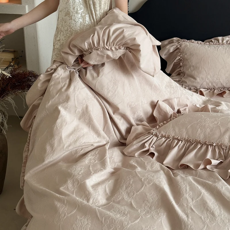 Jacquard bedding set with voluminous frill ruffle and floral tone-on-tone structure Stornfield