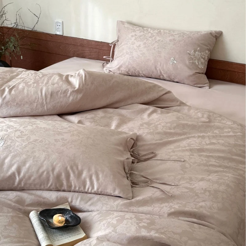 Jacquard bedding set with embroidered pillowcases and silk-soft touch Stornfield