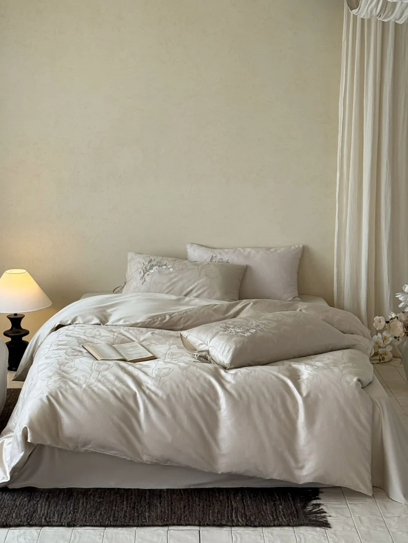 Jacquard bedding set made of cotton satin with floral relief structure Stornfield