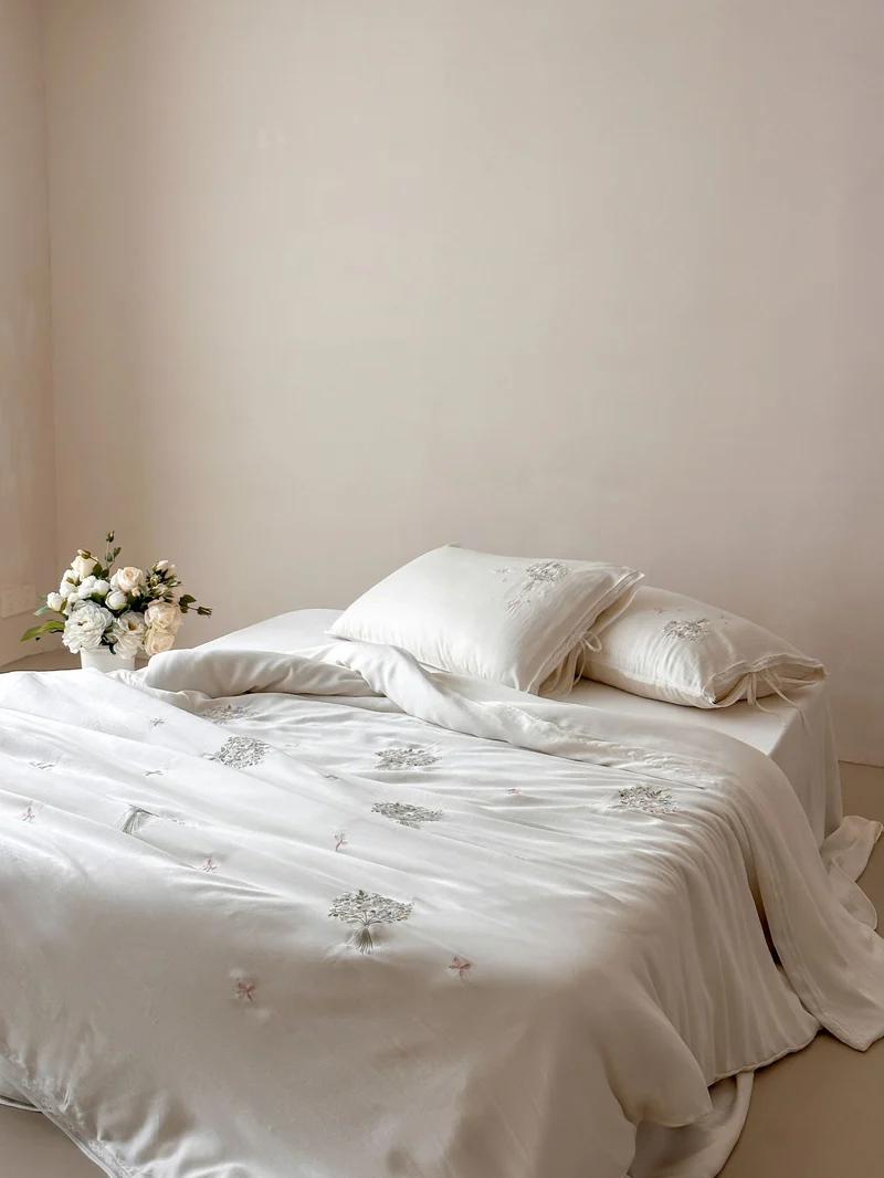 Elegant embroidered cotton satin bedding set with floral bouquet appliqués Stornfield