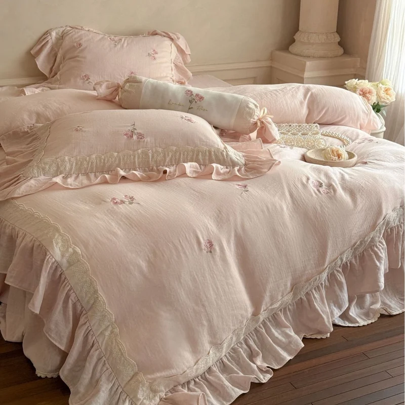 Bedding set with romantic ruffle trim and rose embroidery Stornfield
