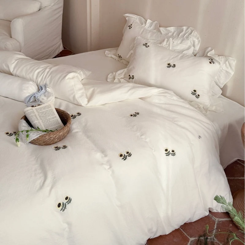 Bedding set made of linen-cotton blend with ruffled pillow and floral embroidery Stornfield