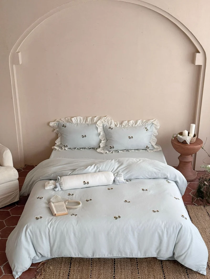 Bedding set made of linen-cotton blend with ruffled pillow and floral embroidery Stornfield