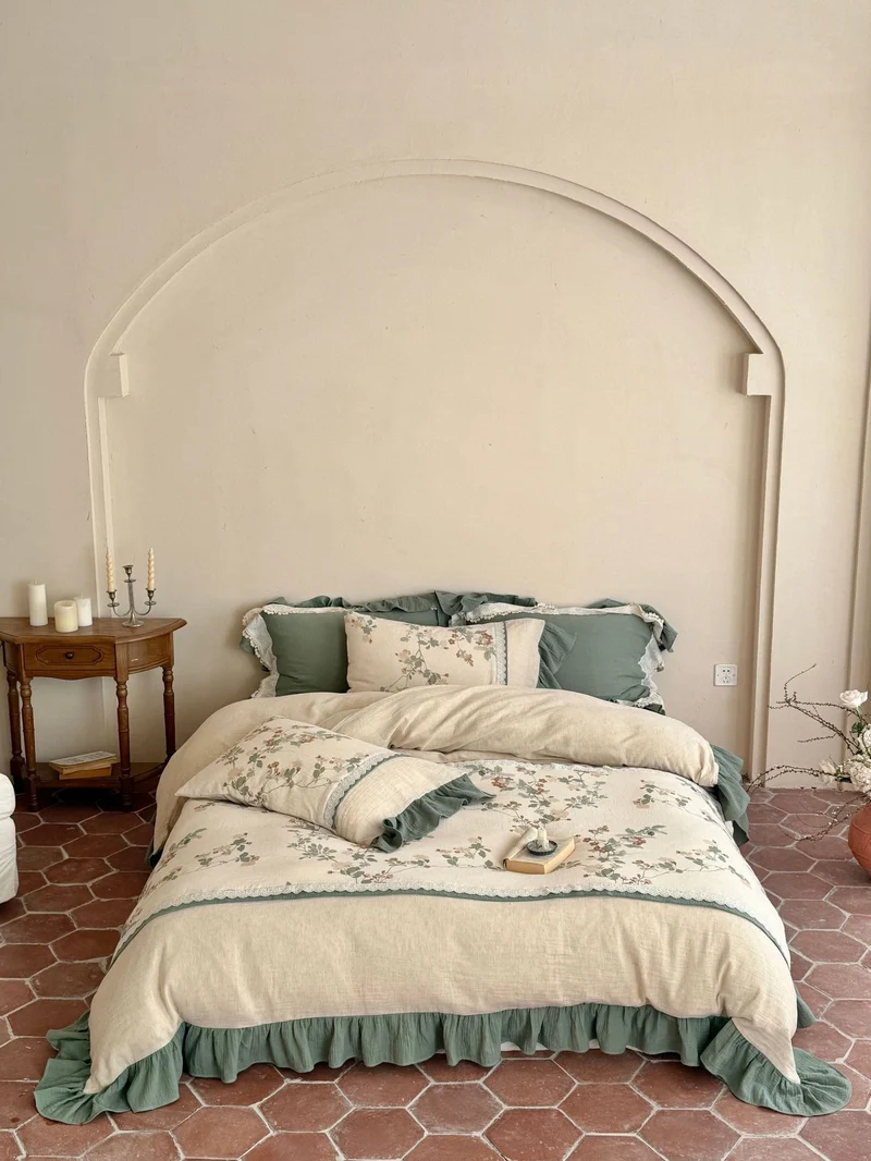 Bedding set made of linen-cotton with delicate floral print and ruffle trim Stornfield
