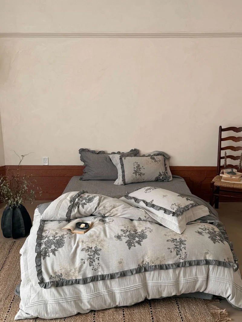 Bedding set made of linen-cotton with delicate floral print and ruffle trim Stornfield