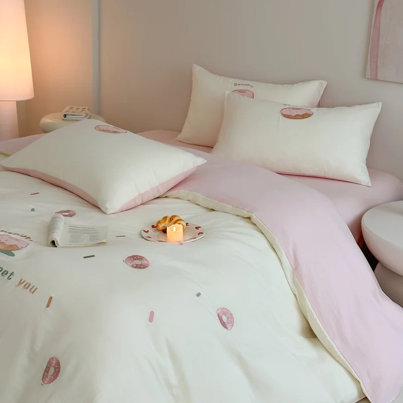 Cotton bedding set with embroidered donut motif and pillowcases Stornfield