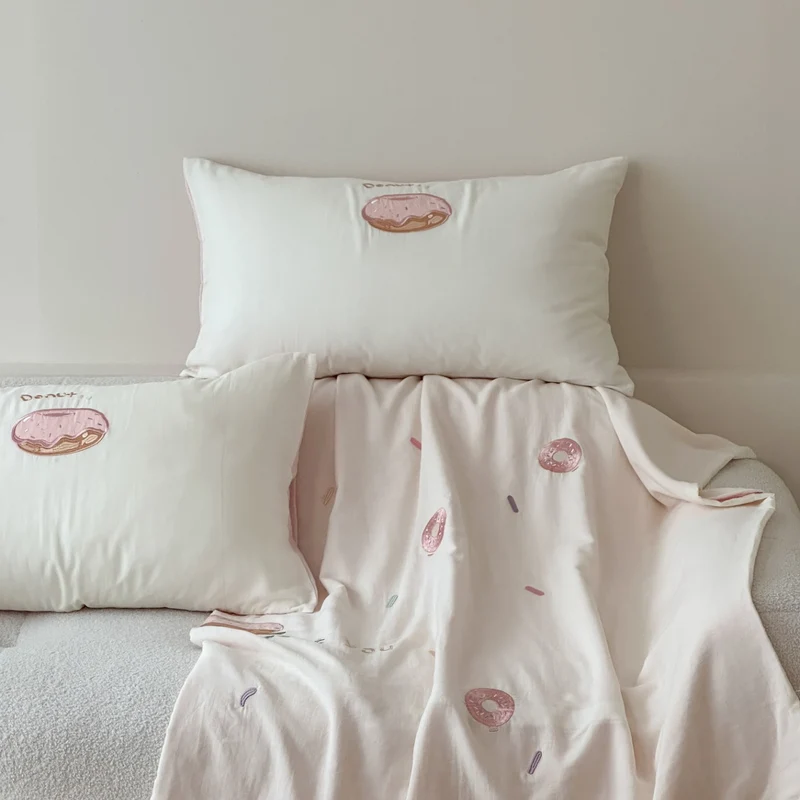 Cotton bedding set with embroidered donut motif and pillowcases Stornfield